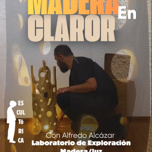 Cartel Madera en claror con Alfredo Alcázar trabajando junto a una escultura de madera iluminada